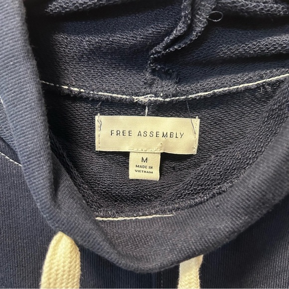 Free Assembly Navy Funnel Neck Sweatshirt with Pockets Sz M - Picture 2 of 7